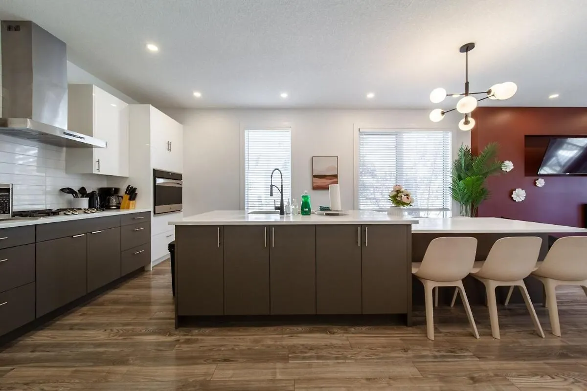 Chic Hideaway-King Bed-Fireplace-Dt-Wem-Ac-Garage Edmonton