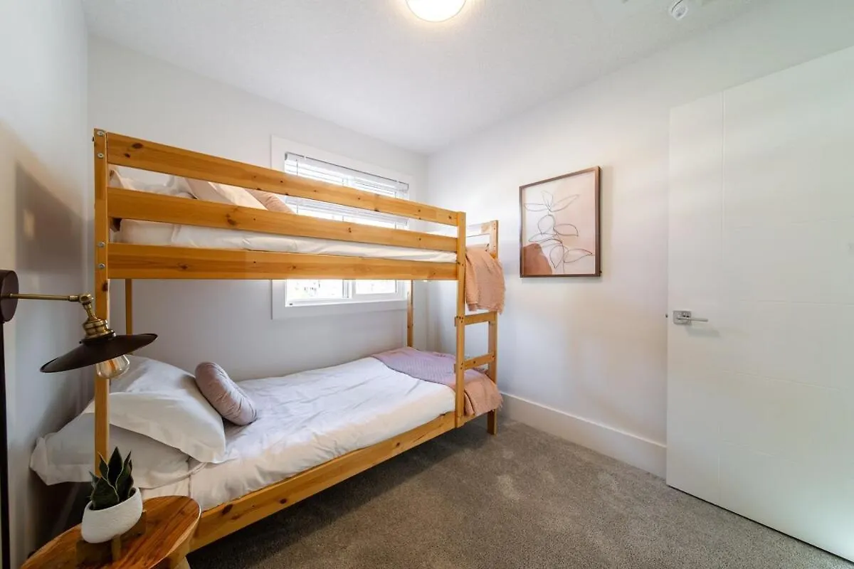 Chic Hideaway-King Bed-Fireplace-Dt-Wem-Ac-Garage Edmonton 0*,  Canada