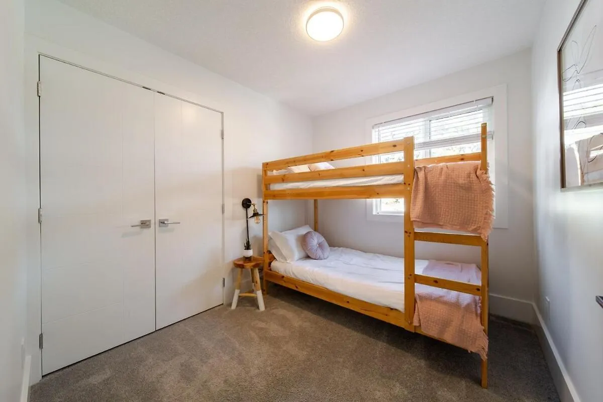 Apartment Chic Hideaway-King Bed-Fireplace-Dt-Wem-Ac-Garage Edmonton Canada