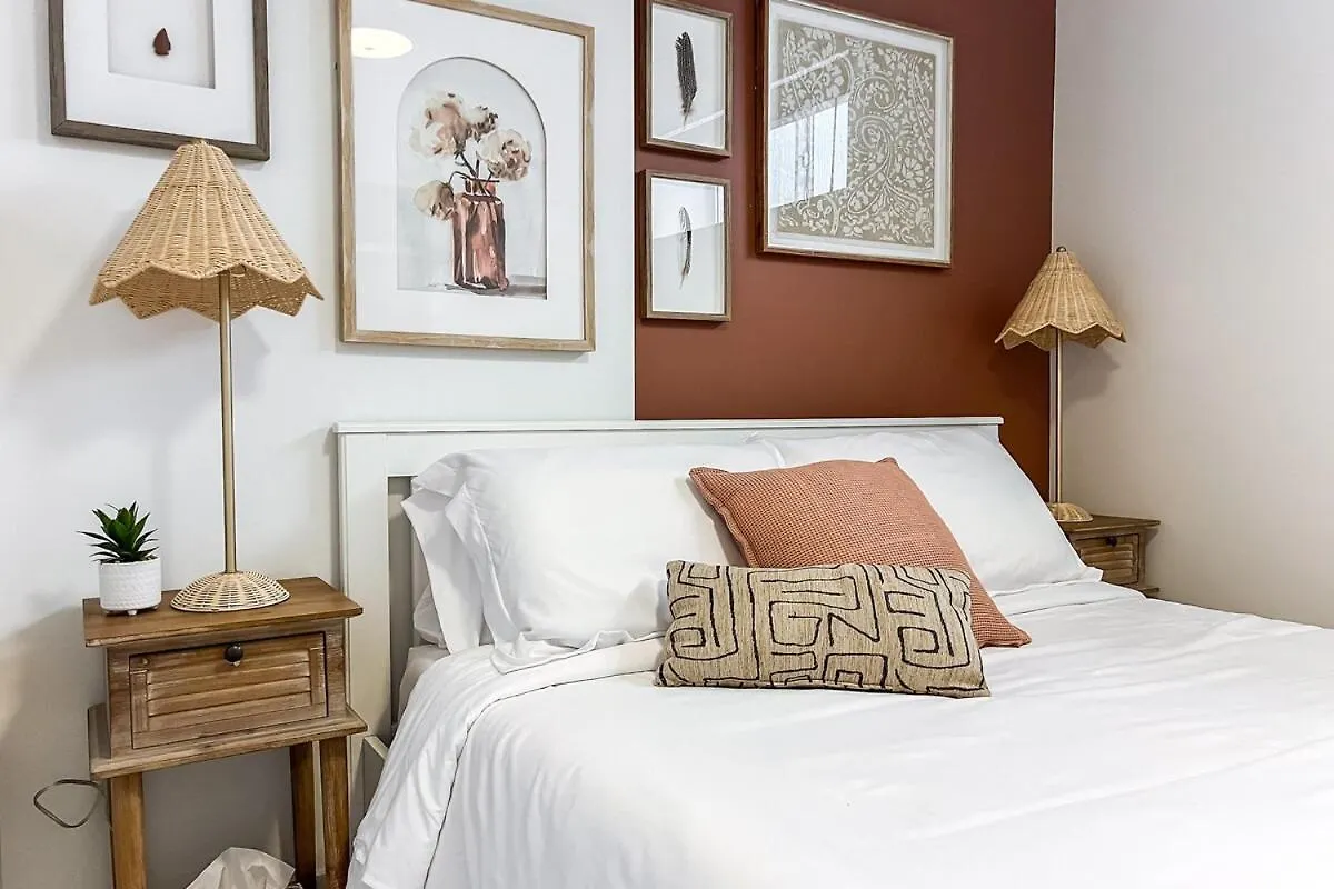 Apartment Chic Hideaway-King Bed-Fireplace-Dt-Wem-Ac-Garage Edmonton Canada