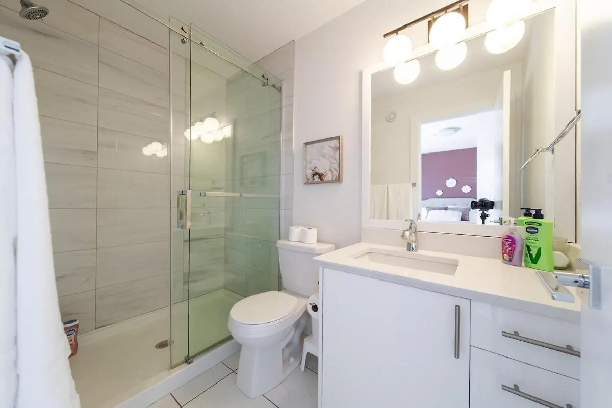 Apartment Chic Hideaway-King Bed-Fireplace-Dt-Wem-Ac-Garage Edmonton