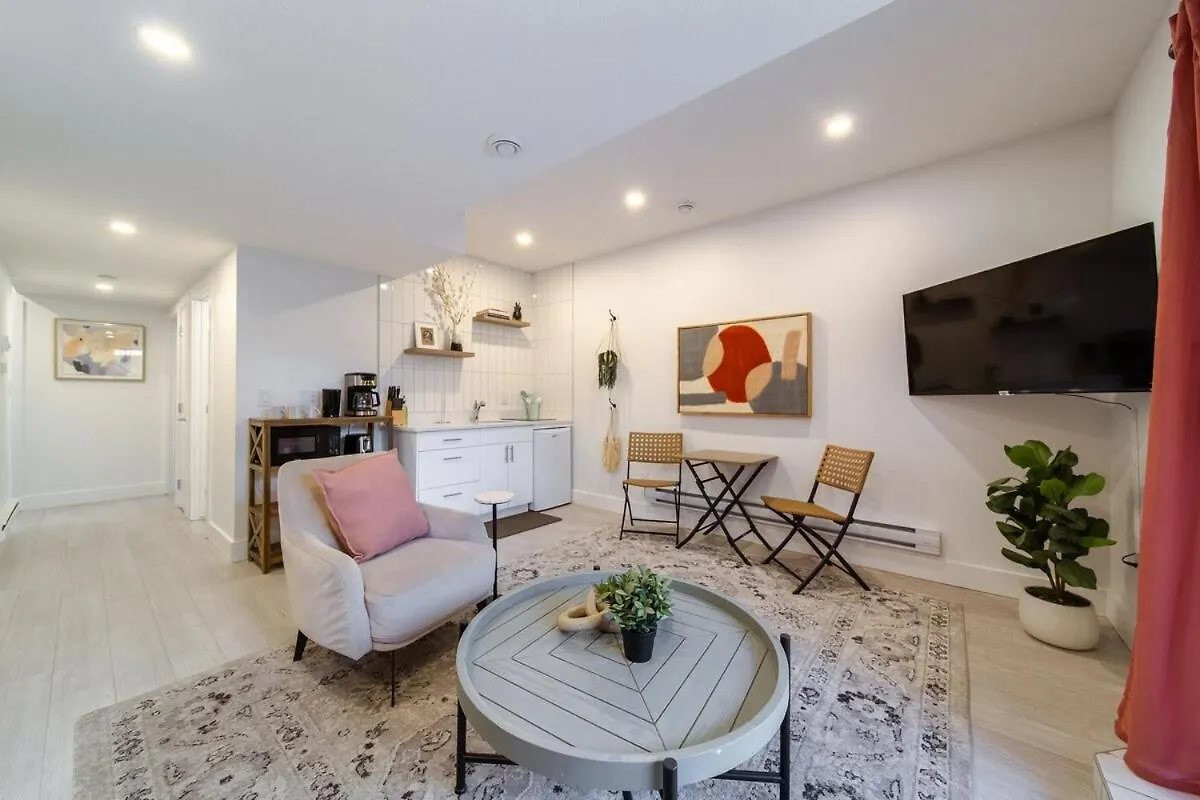 Apartment Chic Hideaway-King Bed-Fireplace-Dt-Wem-Ac-Garage Edmonton
