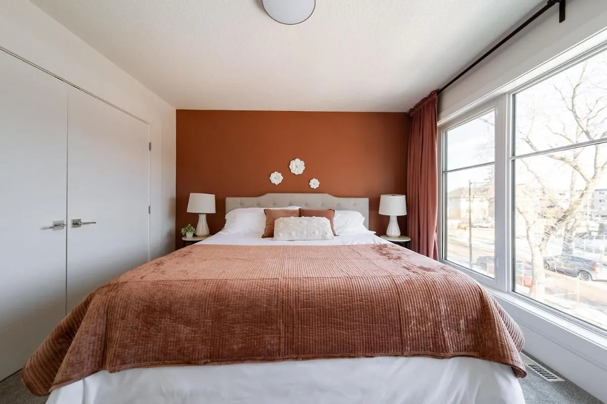 Chic Hideaway-King Bed-Fireplace-Dt-Wem-Ac-Garage Edmonton 0*,