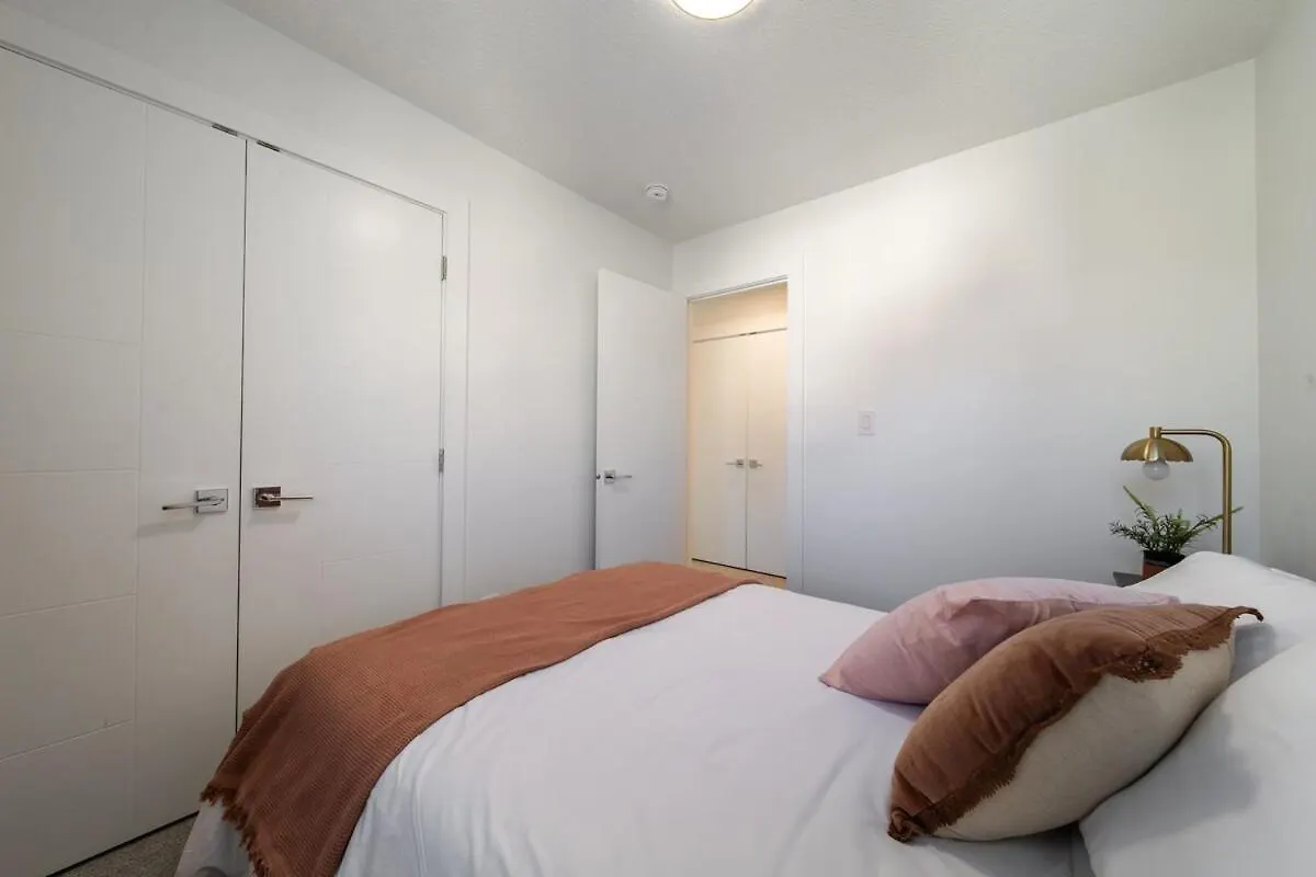 Apartment Chic Hideaway-King Bed-Fireplace-Dt-Wem-Ac-Garage Edmonton Canada