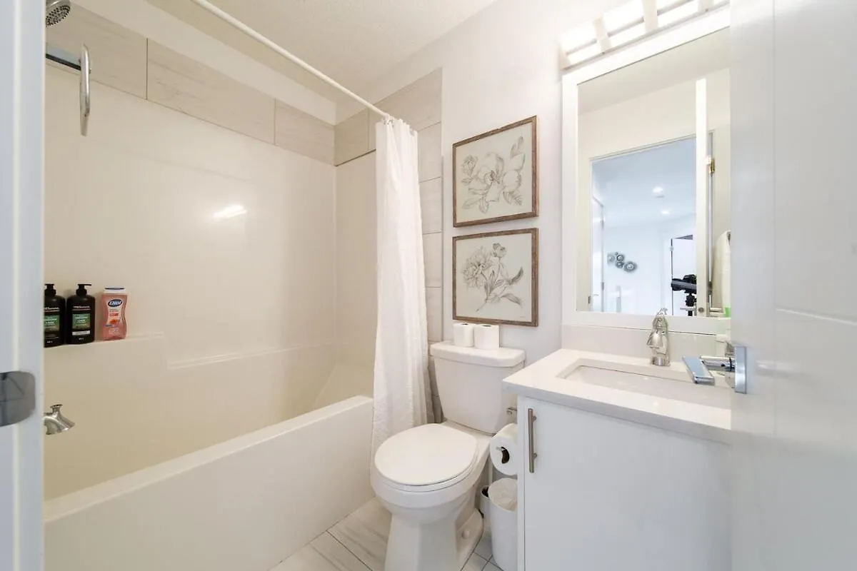 Apartment Chic Hideaway-King Bed-Fireplace-Dt-Wem-Ac-Garage Edmonton Canada