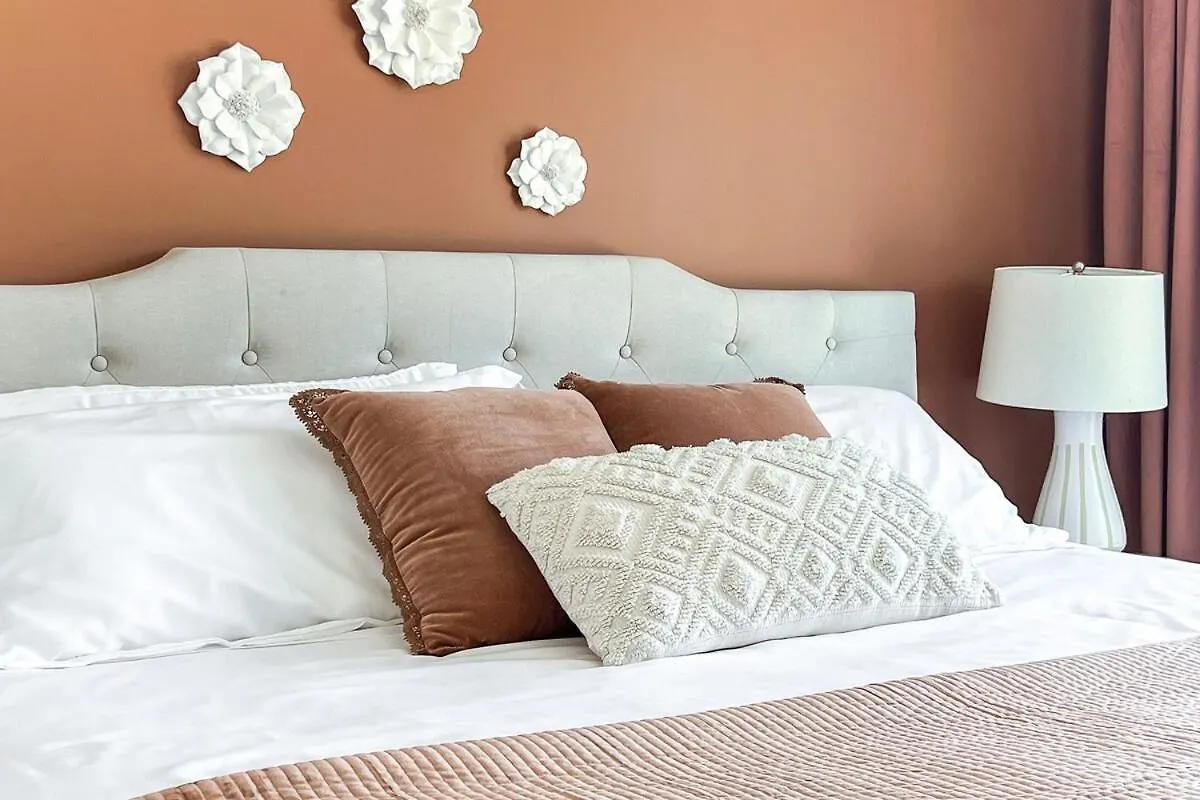 Chic Hideaway-King Bed-Fireplace-Dt-Wem-Ac-Garage Edmonton