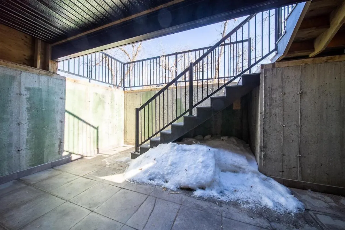 Apartment Chic Hideaway-King Bed-Fireplace-Dt-Wem-Ac-Garage Edmonton