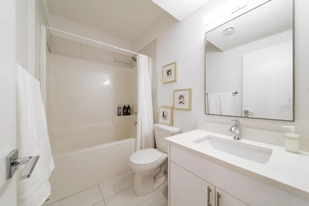 Chic Hideaway-King Bed-Fireplace-Dt-Wem-Ac-Garage Edmonton Apartment