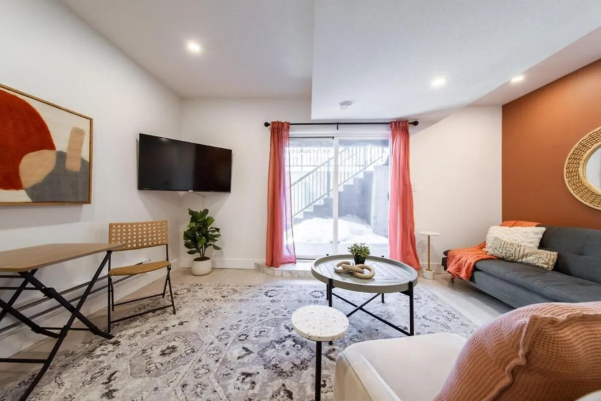 Apartment Chic Hideaway-King Bed-Fireplace-Dt-Wem-Ac-Garage Edmonton