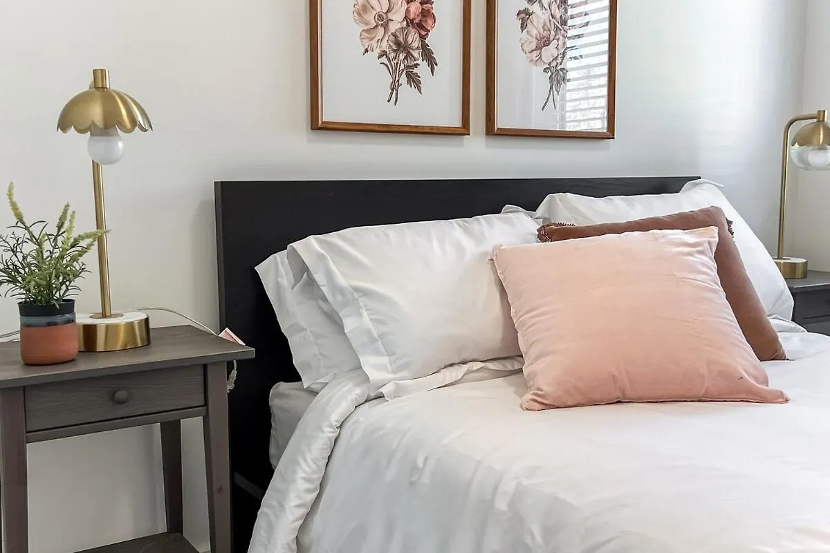 Chic Hideaway-King Bed-Fireplace-Dt-Wem-Ac-Garage Edmonton Canada