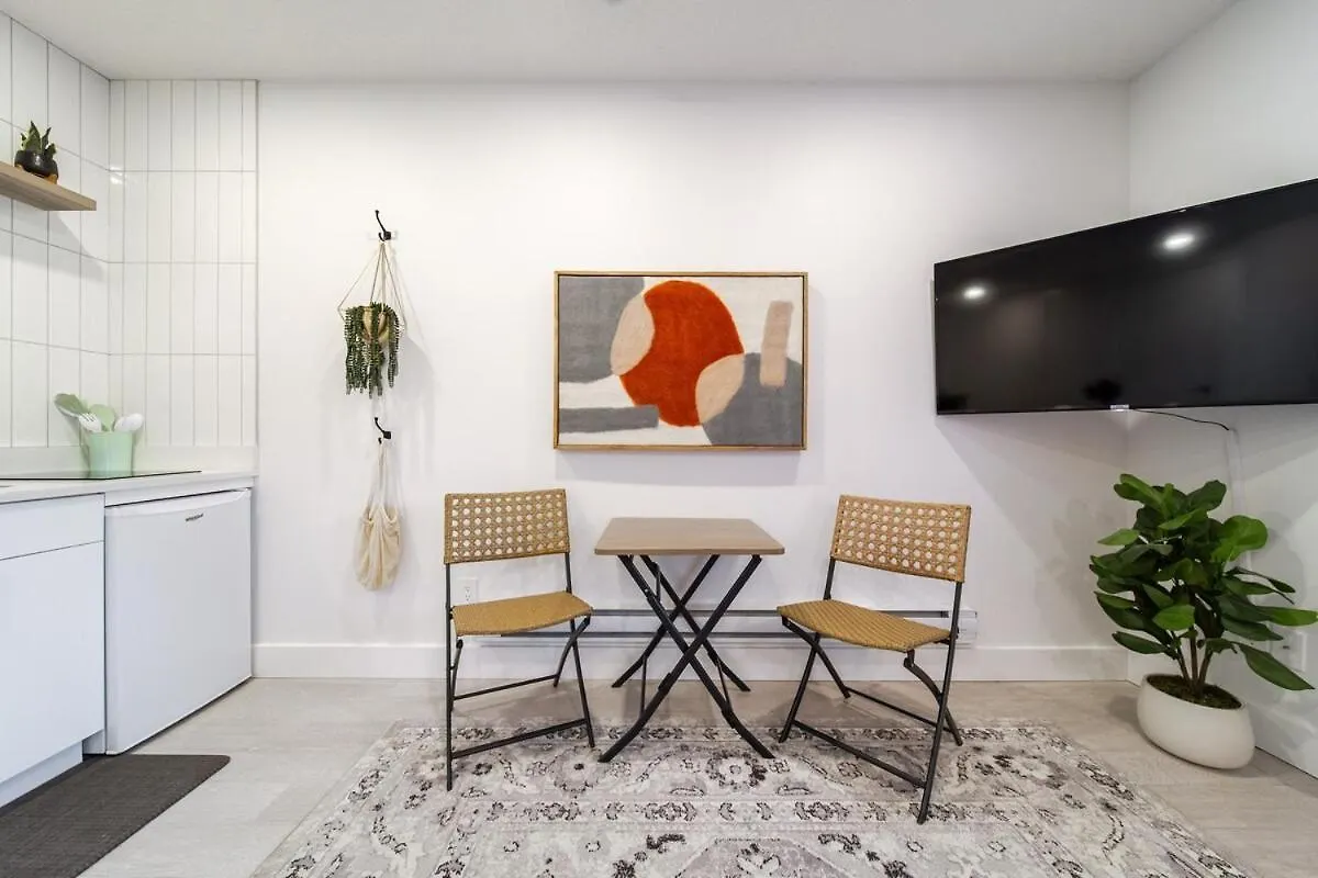 Chic Hideaway-King Bed-Fireplace-Dt-Wem-Ac-Garage Edmonton Apartment